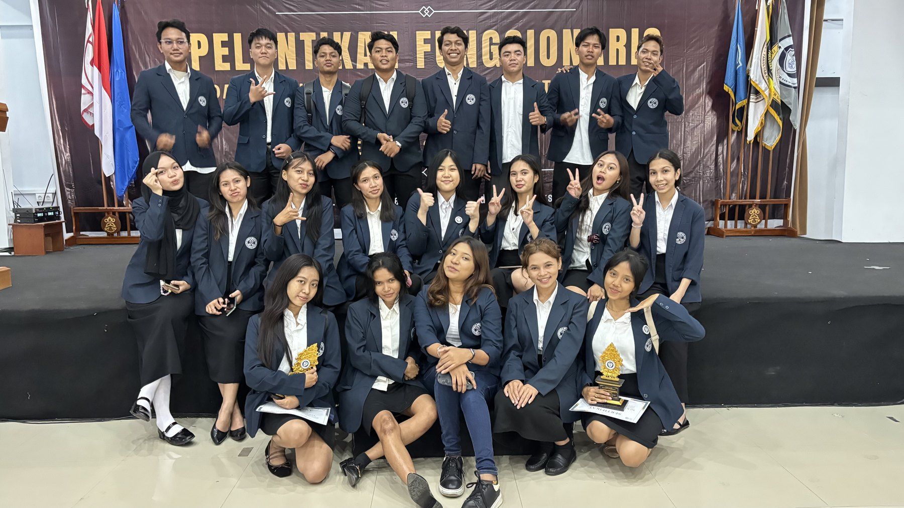Pengurus Senat FTI berfoto bersama mengenakan almamater pada acara pelantikan fungsionaris.